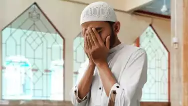 Ilustrasi mengusap wajah setelah salat