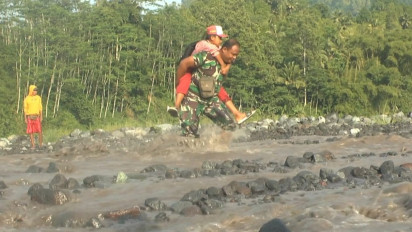 Diterjang Banjir Lahar Semeru, Aktivitas Warga dan Siswa Terganggu, Babinsa : Kita Gendong Siswa untuk Menyebrang