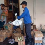 Seorang Warga di Jombang Sempat Panik, Ada Ular Kobra Masuk ke Tokonya