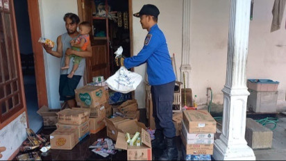 Seorang Warga di Jombang Sempat Panik, Ada Ular Kobra Masuk ke Tokonya