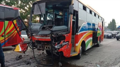 Mobil Rombongan Umroh Tabrak Bus di Raya Duduksampeyan Gresik, Tujuh Penumpang Mobil Tewas