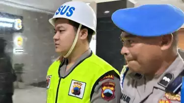 Brigadir Ade Kurniawan (rompi kuning) saat menjalani sidang Kode Etik Profesi Polri (KEPP) di Mapolda Jateng, Kamis (10/4/2025).