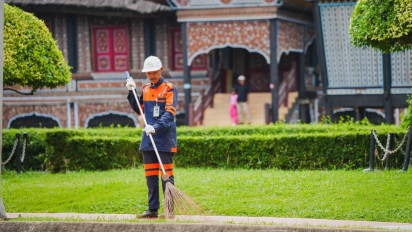KAI Services Kolaborasi dengan TMII untuk Jasa Kebersihan dan Pertamanan di Area TMII