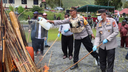 Kapolda Papua Tengah, Danrem 173/PVB serta Forkopimda Puncak Jaya Musnahkan Ribuan Alat Perang