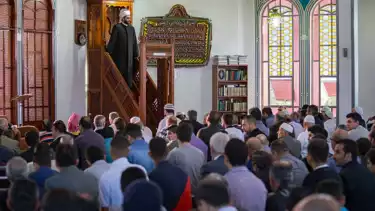 Ilustrasi mendengar teks khutbah Jumat singkat