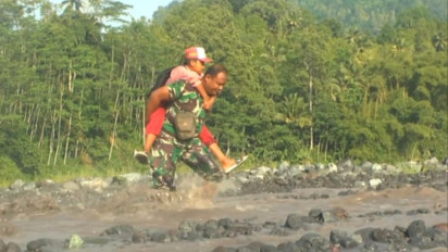 Kisah Serma Wahyu, 3 Tahun Gendong Anak-anak Sebrangi Lahar Gunung Semeru agar Bisa Sekolah
