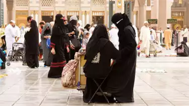 Ilustrasi jual beli di halaman Masjid Nabawi saat waktu Shalat Jumat