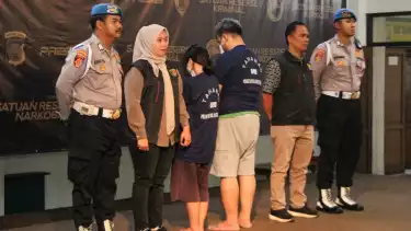 Pasangan suami istri (tengah) pelaku kasus penganiayaan terhadap asisten rumah tangga (ART) di Pulogadung, Jakarta Timur.