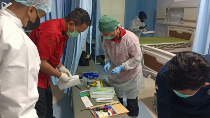 Polda Jabar Gelar Olah TKP Kedua Bersama Pusdokkes dan Puslabfor Mabes Polri di RSHS Bandung, Lakukan Swab Ditempat Tidur 