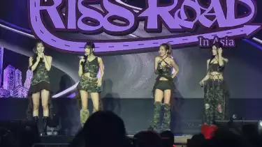 (kiri-kanan) Belle, Natty, Julie, dan Haneul Kiss Of Life di konser KISS ROAD in JAKARTA, Kasablanka Hall, Jumat (11/4/2025).