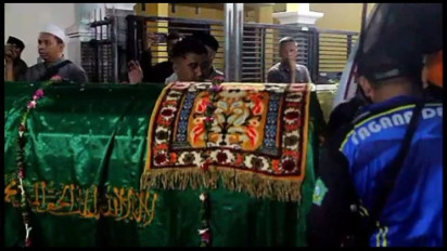 Isak Tangis Keluarga saat Kedatangan dan Pemakaman Jenazah Santri Tewas di Pantai Balekambang Malang