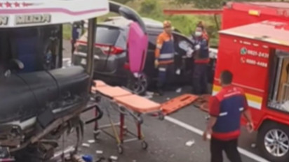 Kondisinya Ringsek, Bus Rombongan Bonek Tabrakan dengan Mobil Lawan Arah di Tol Pemalang-Batang