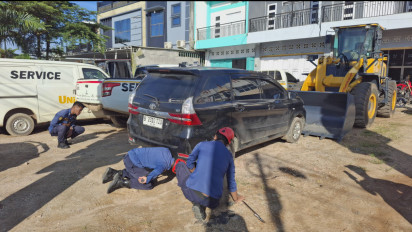 Tim Damkar Kendari Evakuasi Ular Piton yang Melilit di Bawah Minibus