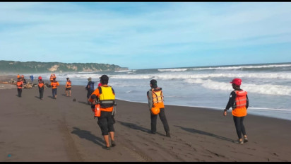 2 Wisatawan Terseret Arus  di Pantai Parangtritis, 1 Korban Berhasil Diselamatkan, 1 Korban Hilang