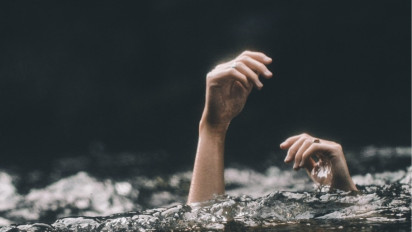 Dua Pelajar Ditemukan Tewas Usai Terseret Ombak di Pantai Klayar Jatim