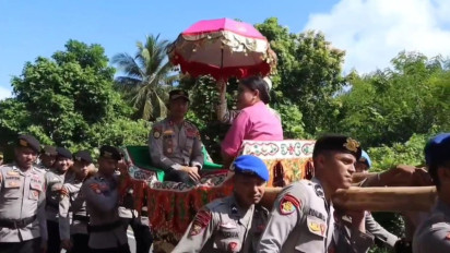 Unik, Pisah Sambut Kapolres Wakatobi Digelar dengan Prosesi Adat Kansoda'a