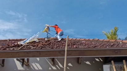 Lagi, Balon Udara disertai Petasan Jatuh dan Merusak Rumah Warga