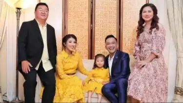 Sarwendah Tan berpose bersama Kedua orang tuanya saat menjadi istri Ruben Onsu