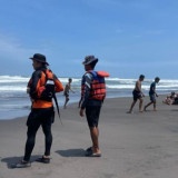Cari Wisatawan yang Terseret Ombak Pantai Parangtritis, Tim SAR Terjunkan Jetski