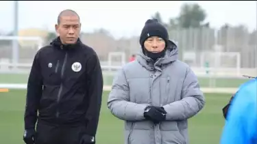 Nova Arianto dan mantan pelatih timnas Indonesia, Shin Tae-yong.