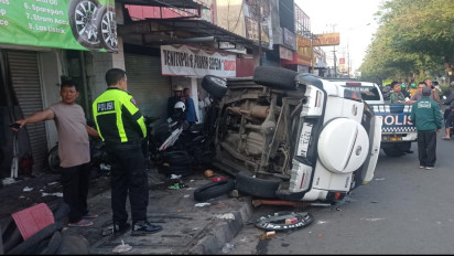 Pengemudi Minibus Berpenumpang 4 Orang Mikro Sleep, Tabrak Dua Ruko, Satu Orang Tewas