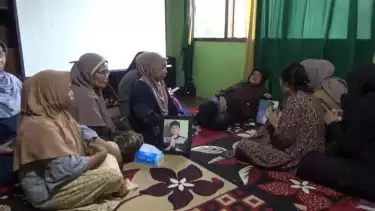 Keluarga kakak beradik Yuda Lesmana dan Riki Rahmat yang merupakan korban pembantaian Kelompok Kriminal Bersenjata (KKB) di Yahukimo Papua kesulitan memulangkan jenazah karena terkendala biaya, Senin (14/4/2025).