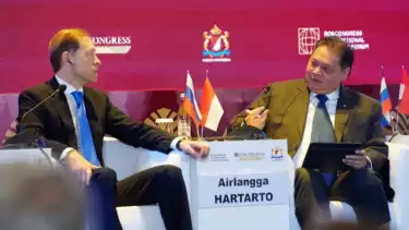 Deputi Pertama Perdana Menteri Federasi Rusia Denis Manturov (kiri) dan Menteri Koordinator Bidang Perekonomian Airlangga Hartarto (kanan) dalam Forum Bisnis Indonesia-Rusia, di Jakarta.