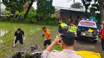 Mayat Pria Ditemukan Berlumur Lumpur Bersama Sepeda Motor di Persawahan Nganjuk
