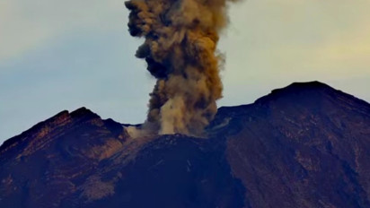Gunung Semeru Erupsi dengan Letusan Setinggi 900 Meter di Atas Puncak