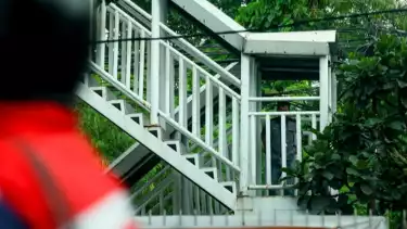 Pelat besi tangga JPO di Daan Mogot, Jakarta Barat, dicuri