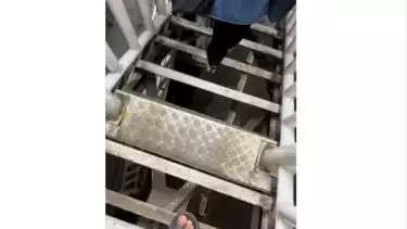 Pencurian besi tangga jembatan penyebrangan orang (JPO) di wilayah Daan Mogot, Grogol Petamburan, Jakarta Barat.