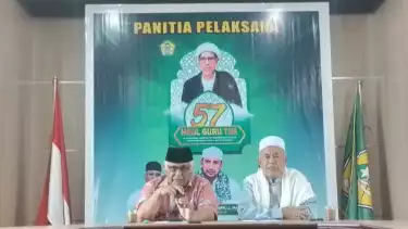 Sekjen PB Alkhairaat Djamaluddin Mariadjang (kiri) dan Panglima Garda Alkhairaat (GAL) Husen Habibu (kanan) di Palu