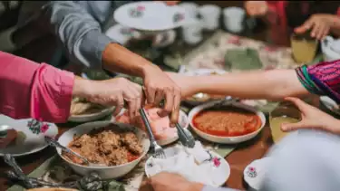 Ilustrasi makan besama