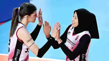 Pemain Red Sparks Megawati Hangestri dan Vanja Bukilic