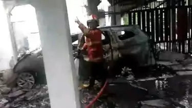 Sebuah rumah mewah di Jalan Keadilan, Batuceper, Kota Tangerang hangus dilalap Si Jago Merah pada Rabu (16/4/2025).