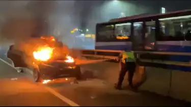 Mobil Terbakar di Tol Dalam Kota pada Selasa Malam