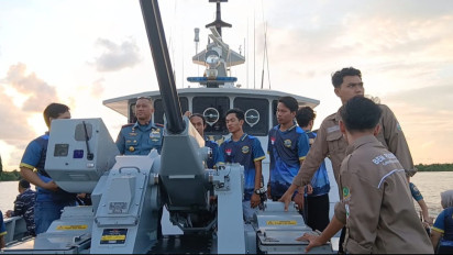 Lantamal XII Kenalkan Dunia Kemaritiman dan Alutsista melalui Joy Sailing bersama Mahasiswa dan Pramuka