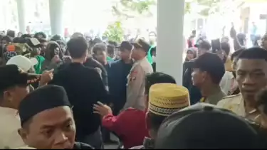 Ratusan warga,mahasiswa dan organisasi keagamaan melakukan aksi unjuk rasa di kantor DPRD Sidrap