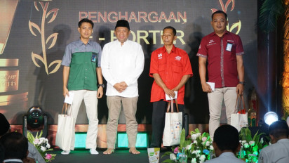 KAI Wisata Berikan Apresiasi Ketupat Lebaran Kepada 11 Porter dari 9 Stasiun Besar