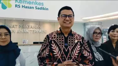 Kepala BPOM RI, Taruna Ikrar, meninjau gedung MCHC, Rumah Sakit Hasan Sadikin (RSHS) Bandung, Jawa Barat, Kamis (17/04/2025).