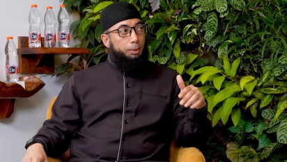 Susah Lancar Bahasa Arab, Doa Pakai Bahasa Indonesia Memang Boleh? Tak Disangka ini Jawaban Ustaz Khalid Basalamah