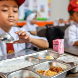 Hasil Survei Poltracking Publik Nilai MBG Program Bermanfaat Pemerintahan Prabowo-Gibran