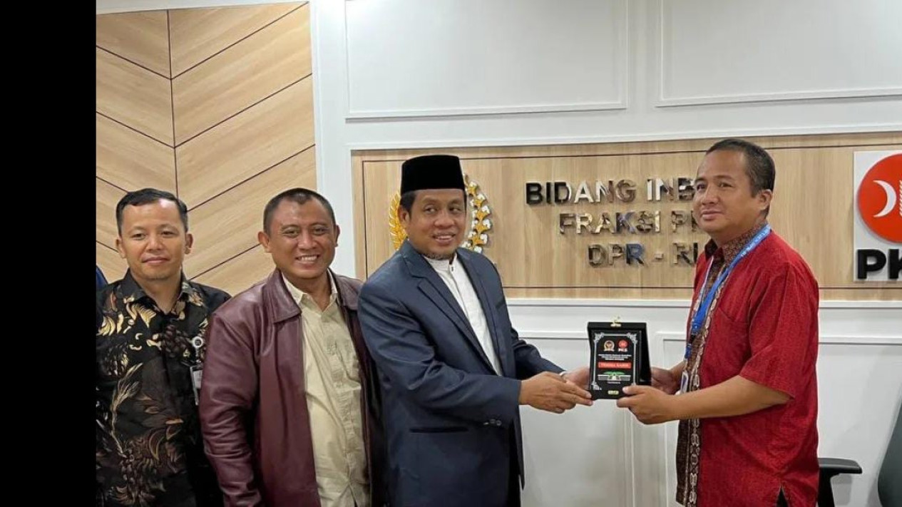 Politikus PKS Askweni Soroti Bahaya Game Online pada Anak
            - galeri foto