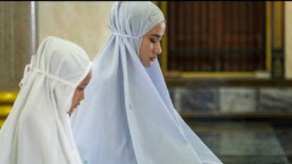 Laki-laki Melaksanakan Shalat Jumat, Kapan Waktu yang Tepat Bagi Perempuan untuk Shalat Dhuhur? Kata Buya Yahya Saat…