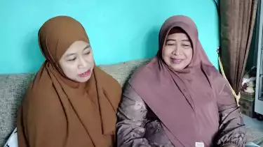 Megawati Hangestri Pertiwi dan ibunya di kediamannya, Kaliwates, Jember, Jawa Timur.