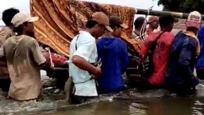 Demi Kesembuhan, Kepala Desa di Pesisir Barat Ditandu 12 Kilometer Lewati Hutan dan Sungai