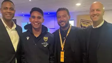 dPatrick Kluivert itemani oleh asisten pelatih Timnas Indonesia, Denny Landzaat dan Penasihat Teknis PSSI, Jordi Cruyff di tribun.