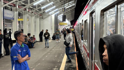 Mobil Tertabrak Kereta di Perlintasan Stasiun Cilebut-Bogor, Perjalanan KRL Terganggu
