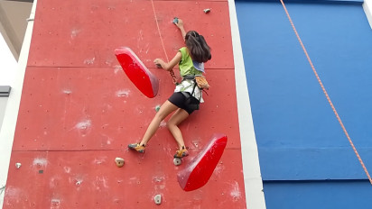 Puluhan Pelajar SMP Surabaya Antusias Ikuti Kompetisi Wall Climbing di SMA YPPI 2