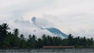 Gunung Ibu di Malut Erupsi Semburkan Abu Vulkanik Setinggi 400 Meter